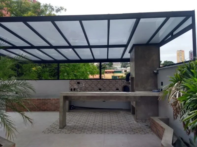 cobertura de policarbonato alveolar em cima de uma churrasqueira