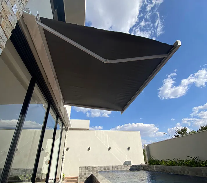 toldo retratil cinza com o braço curvado